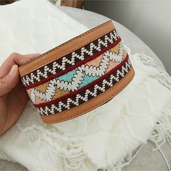 Urban Outfitters Leather Embroidered Double Buckle Cinch Belt. Size Small. - Picture 4 of 6